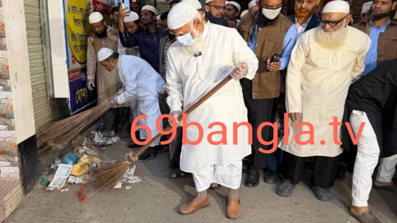 শপথের পরদিনই ঝাড়ু হাতে শফিকুর রহমান, মিরপুরে পরিচ্ছন্নতা কার্যক্রম শুরু...